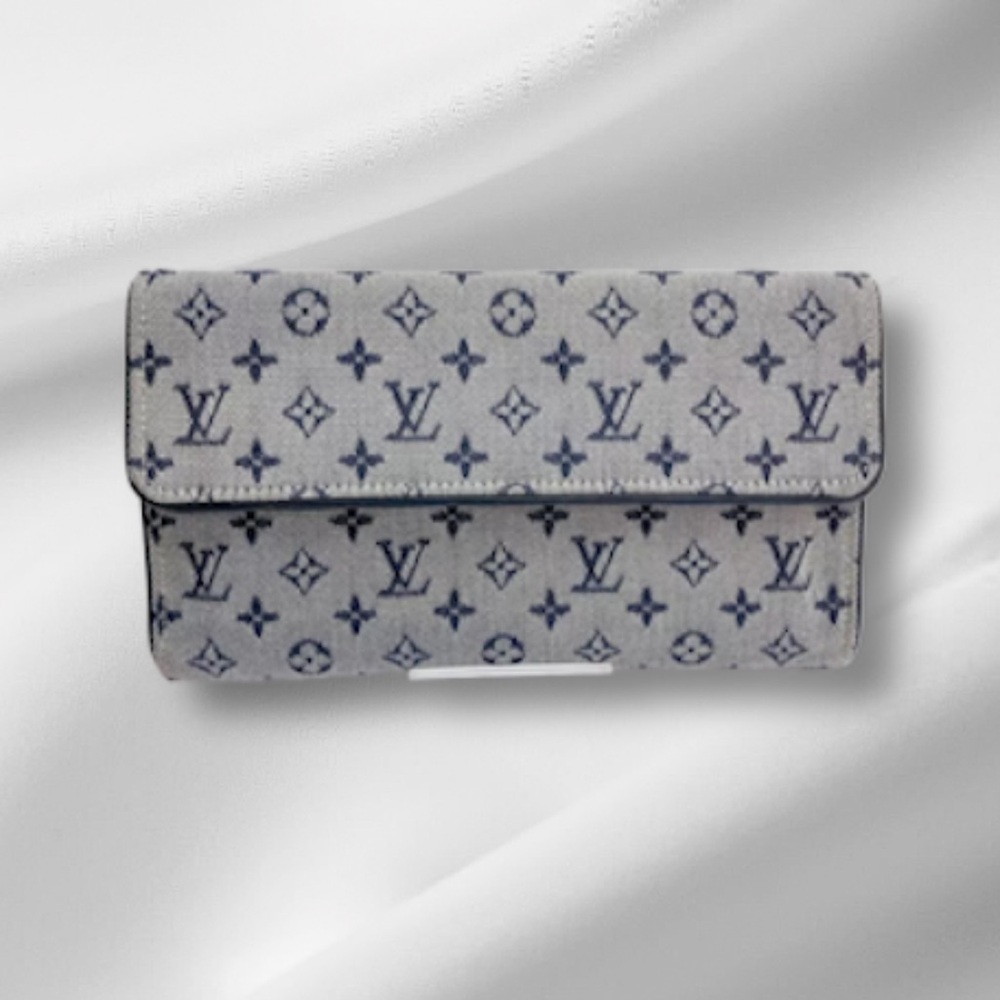 Louis Vuitton Porte TresorInternational Monogram Canvas
Trifold Long Lin wallet